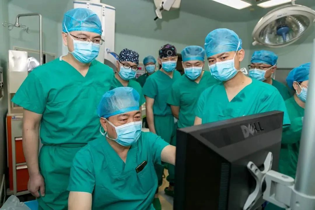 解放军总医院骨科医学部唐佩福教授（左二）与创伤骨科陈华主任（左一）在手术现场